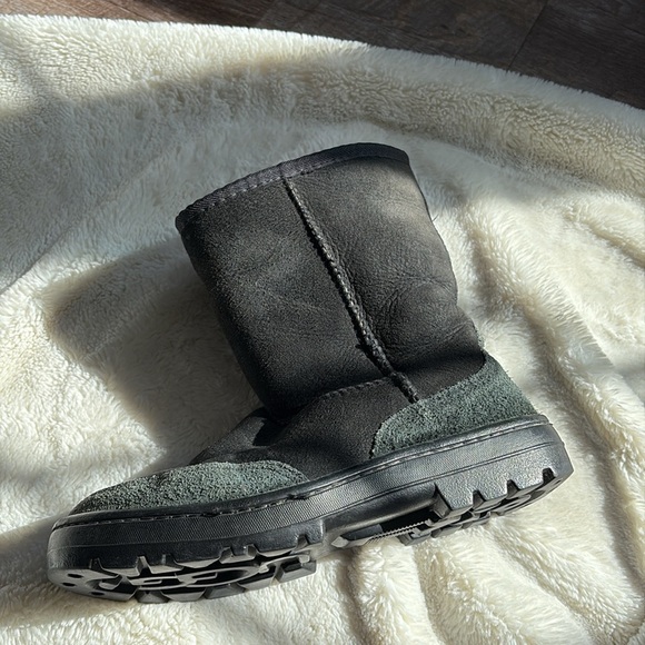 UGG Classic Short Boots – Size 8 | Shearling Lined | Cozy Winter Staple | - Picture 3 of 10